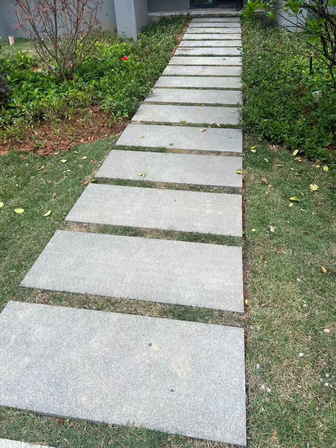 聊城 芝麻黑小区踏步、汀步石铺装效果