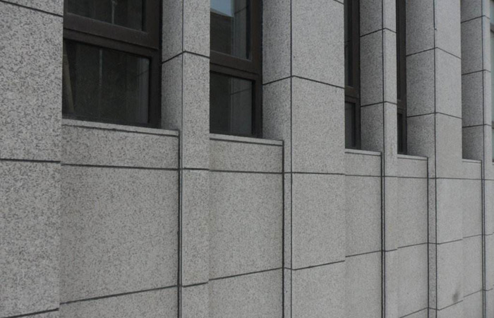 聊城芝麻灰外墙干挂石材及施工注意事项