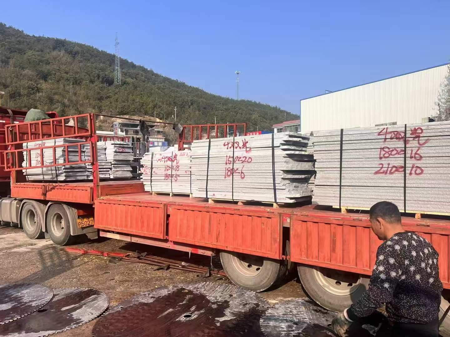 聊城 芝麻灰花岗岩光面毛板出货日常