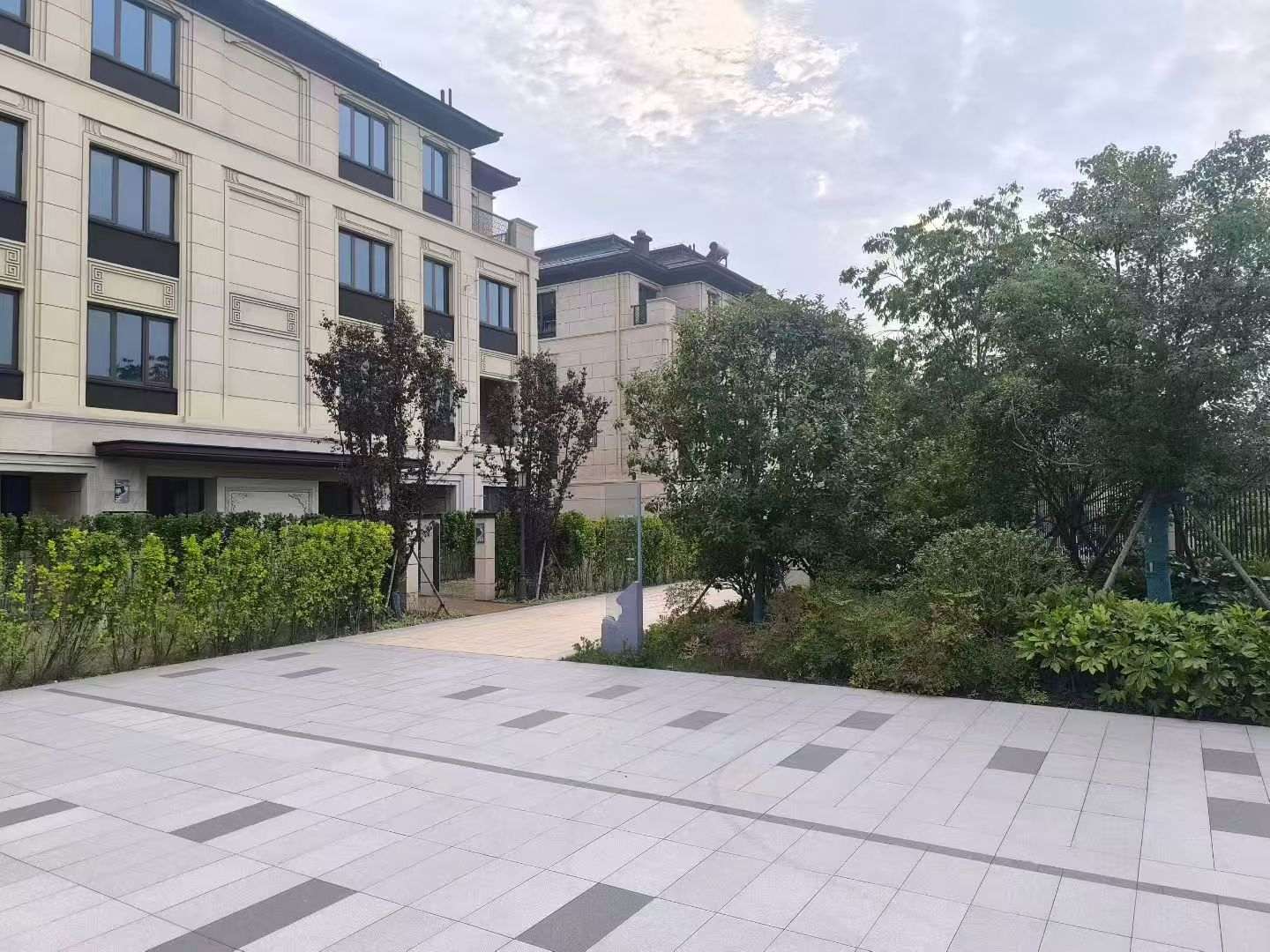 聊城 芝麻白与芝麻白搭配铺装，尺寸1200*600